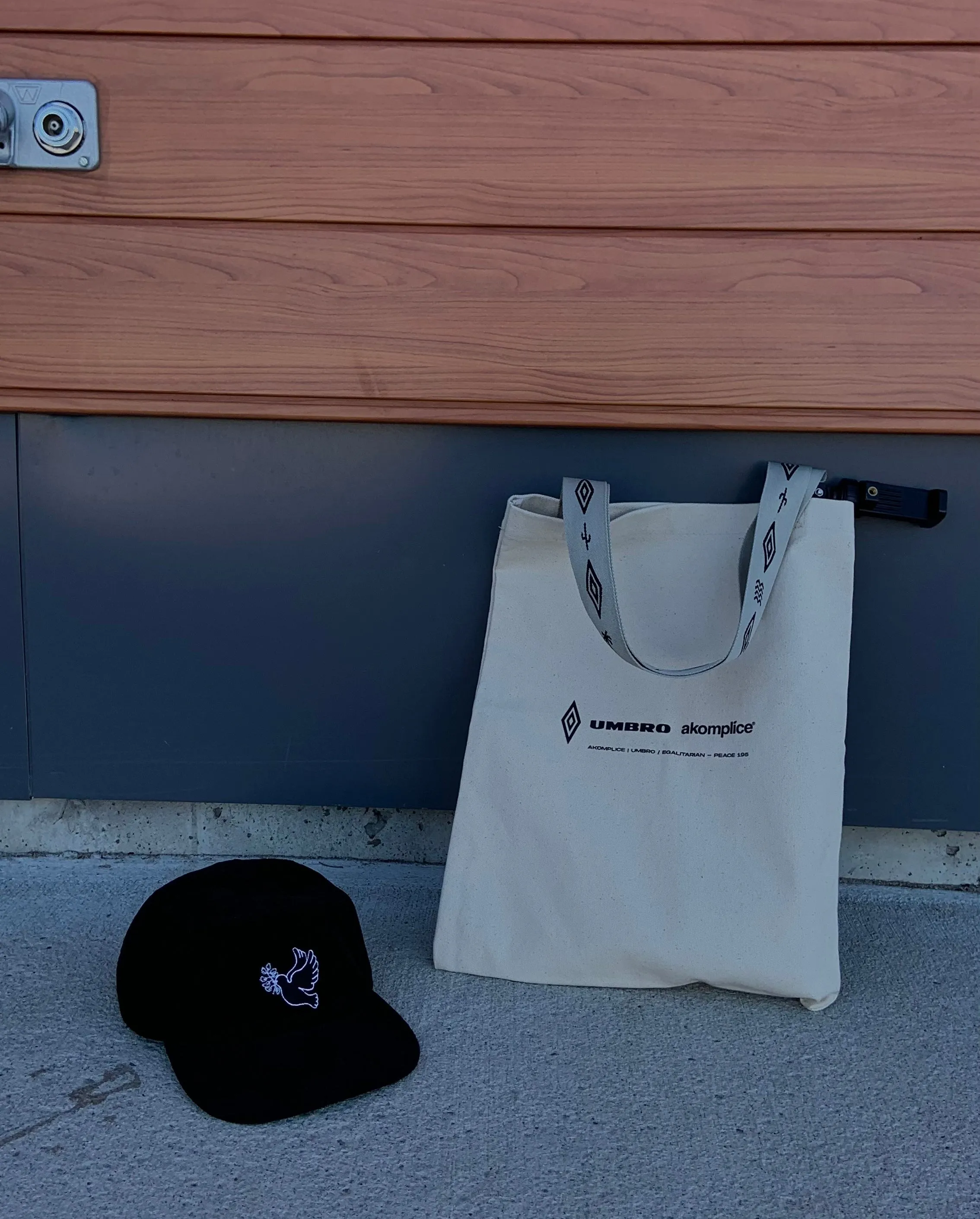 AKOMPLICE ALL LIFE DIAMOND TOTE