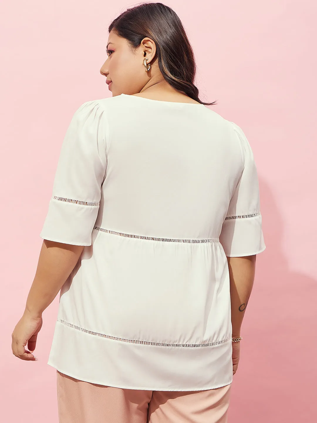 Berrylush Curve White Solid Round Neck Short Sleeve Regular Top