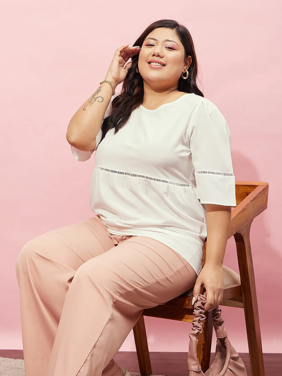 Berrylush Curve White Solid Round Neck Short Sleeve Regular Top