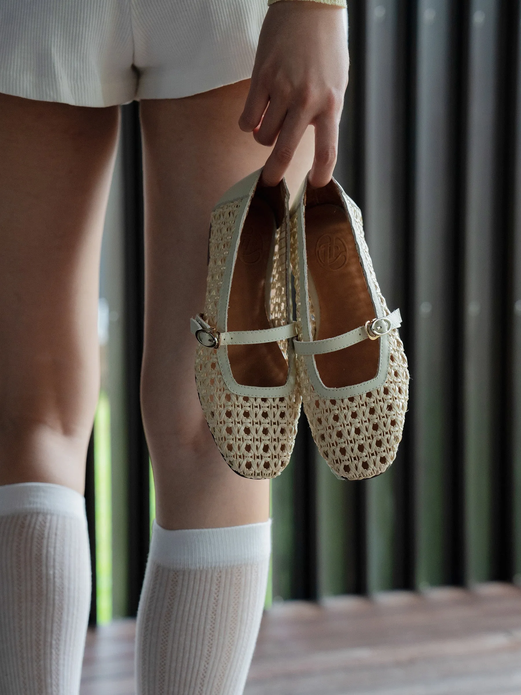 Noah 𖠁 Round Toe Woven Mary Jane Flats